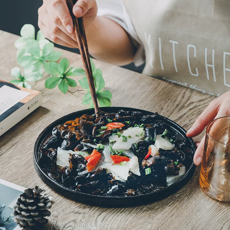 Đĩa sứ đen tròn kiểu Nhật cổ điển, sáng tạo, cỡ lớn, dùng cho mì Ý, món ăn lạnh, dùng trong nhà, đĩa ăn sáng cá nhân hóa, phong cách Trung Hoa