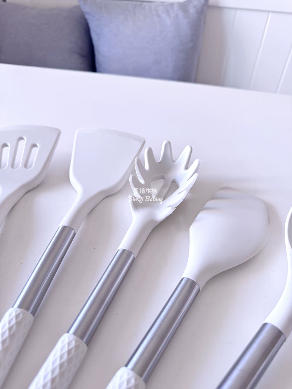 Thìa silicon cấp xuất khẩu, thìa chiên chuyên dụng chống dính chịu nhiệt độ cao dùng trong gia đình, thìa súp, muôi vớt, bộ dụng cụ nhà bếp.
