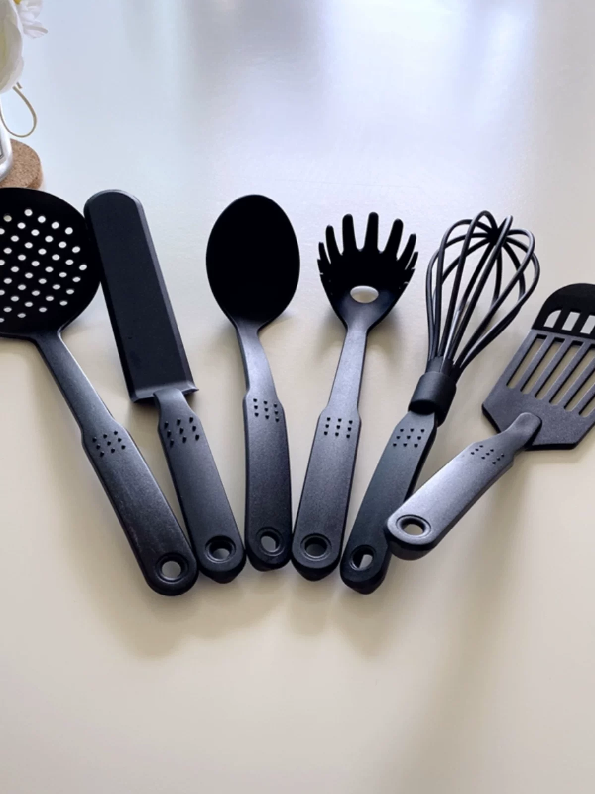 Đồ dùng nhà bếp bằng nylon, máy đánh trứng, muỗng canh, dụng cụ cạo bột, vá cá, dụng cụ chuyên dụng cho chảo chống dính được xuất khẩu sang Châu Âu và Mỹ.
