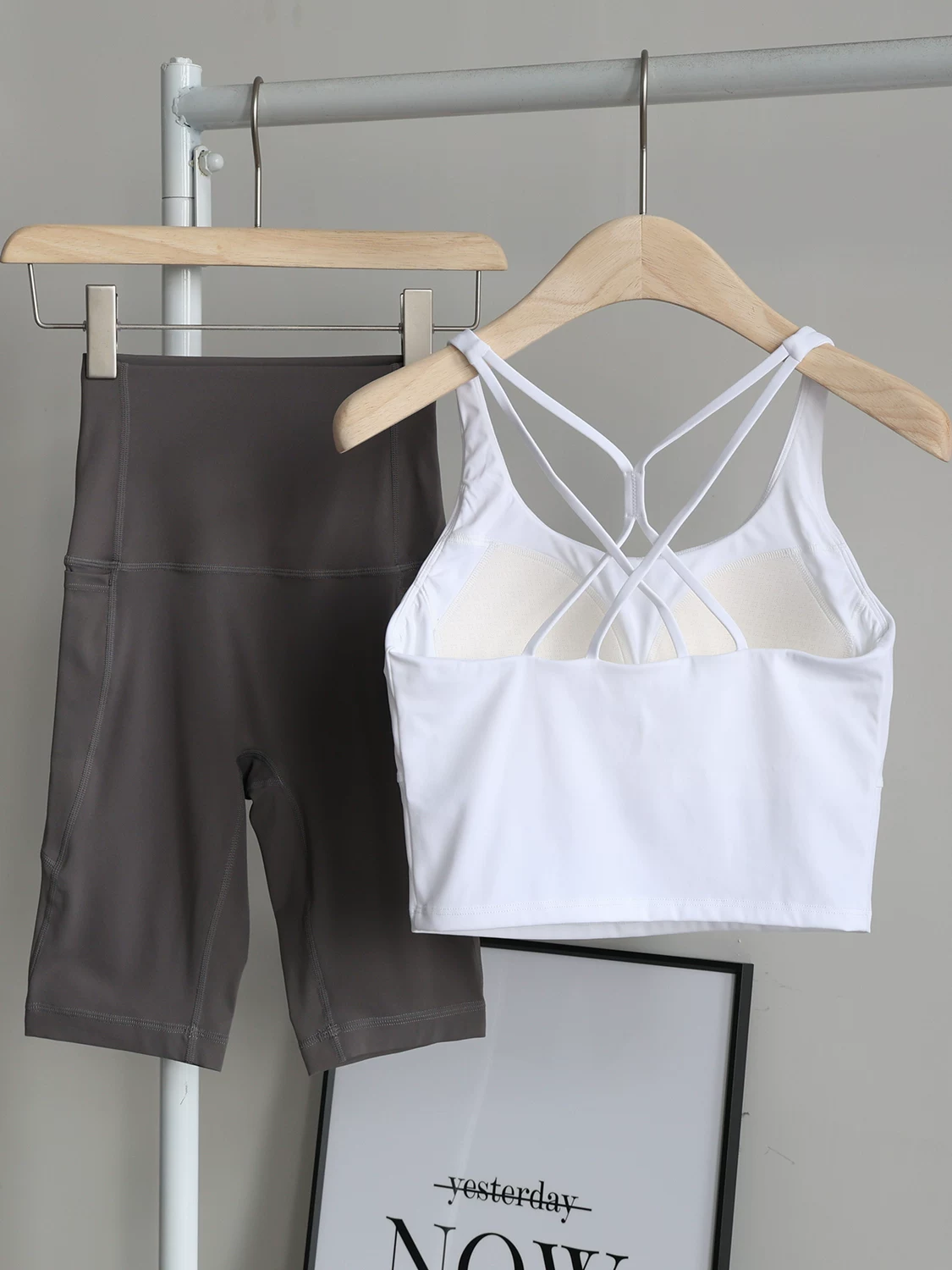 Bộ đồ tập yoga nữ, kiểu mới hè 2025, áo thể thao nhanh khô thời trang và quần short Pilates hai mảnh.