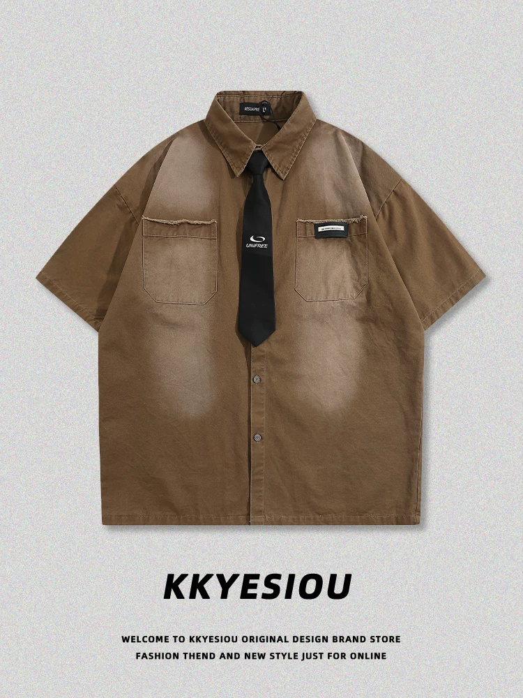 Áo sơ mi ngắn tay kiểu dáng retro thời thượng của thương hiệu KKyesiou dành cho nam và nữ, phong cách học sinh màu hồng với cà vạt trắng bóng.