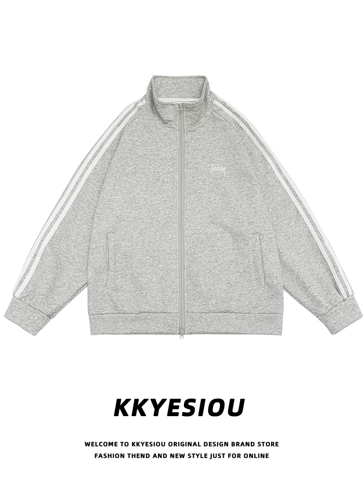 Áo khoác hoodie cặp đôi kiểu dáng thể thao, cổ đứng, khóa kéo, màu đỏ, họa tiết sọc retro Mỹ, đa năng, unisex, thương hiệu KKyesiou