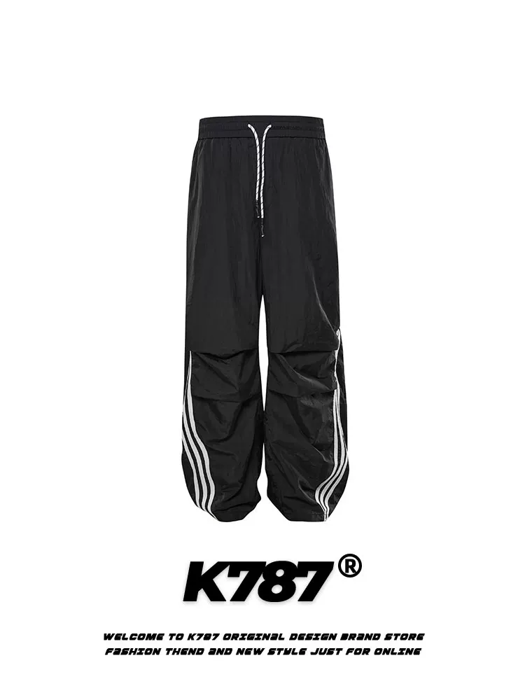 Quần jogger xếp ly ba sọc kiểu Mỹ cổ điển K787 unisex, chất liệu thoáng khí, dáng thẳng ống rộng, phong cách đường phố, thích hợp khiêu vũ đường phố.