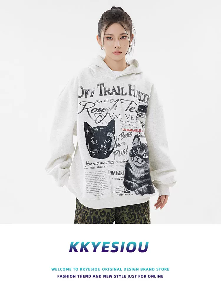 Áo hoodie mèo unisex kiểu dáng retro thời thượng của thương hiệu KKyesiou, thiết kế rộng rãi, đa năng, thích hợp cho cả nam và nữ.