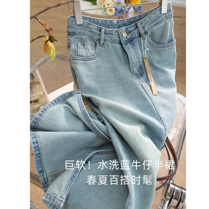 Siêu mềm mại! Váy denim xanh nhạt xẻ tà sau, đa năng và sành điệu, cạp cao, dáng chữ A tôn dáng, dài ngang đùi dành cho nữ mùa hè.