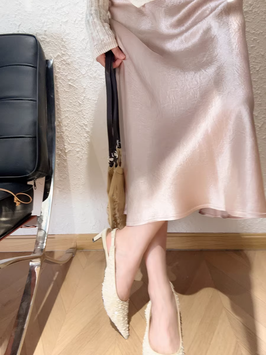 Váy chất liệu acetate 100%, nặng, chất liệu satin bóng, xếp ly, lưng thun cao, dáng chữ A đuôi cá dành cho nữ, mùa xuân hè