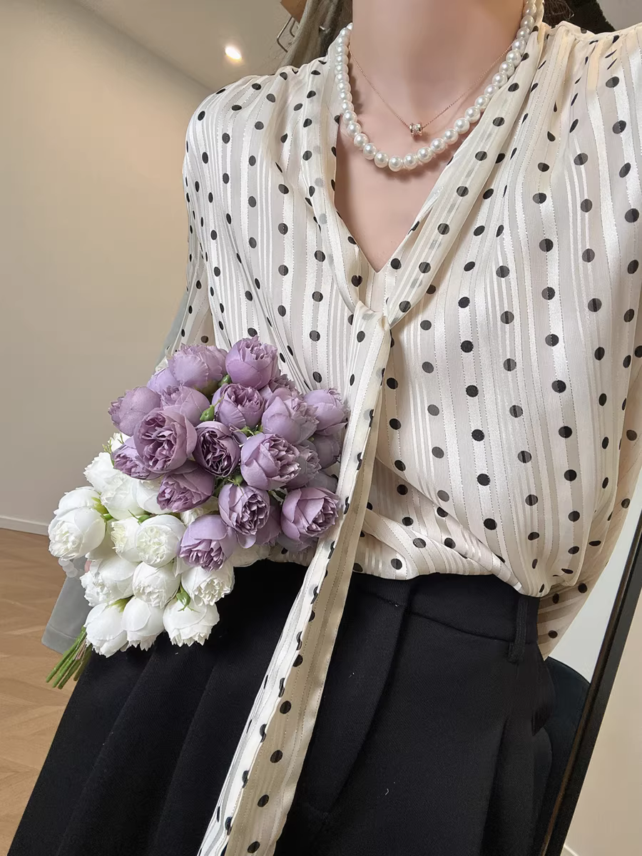 Áo sơ mi tay phồng họa tiết chấm bi chỉ vàng kiểu Pháp, tay ba phần, dáng rộng, có nơ thắt lưng dành cho nữ mùa hè