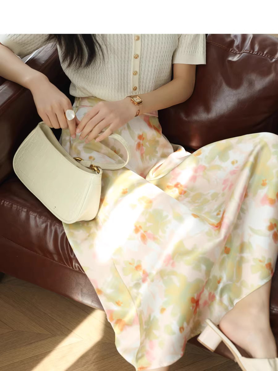 Váy midi dáng chữ A cao eo, chất liệu satin bóng, in họa tiết gradient tươi sáng và lãng mạn dành cho nữ