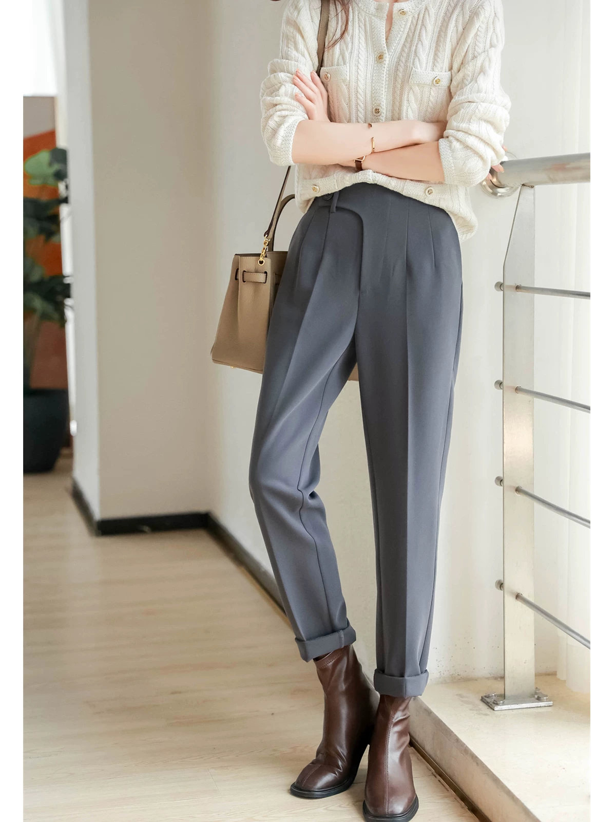 Sản phẩm thực tế trông đẹp hơn hình ảnh! Thiết kế độc đáo khiến bạn trông thon gọn hơn! Quần đi làm sành điệu có khuy chéo, quần thuốc lá, quần mùa thu dành cho nữ.