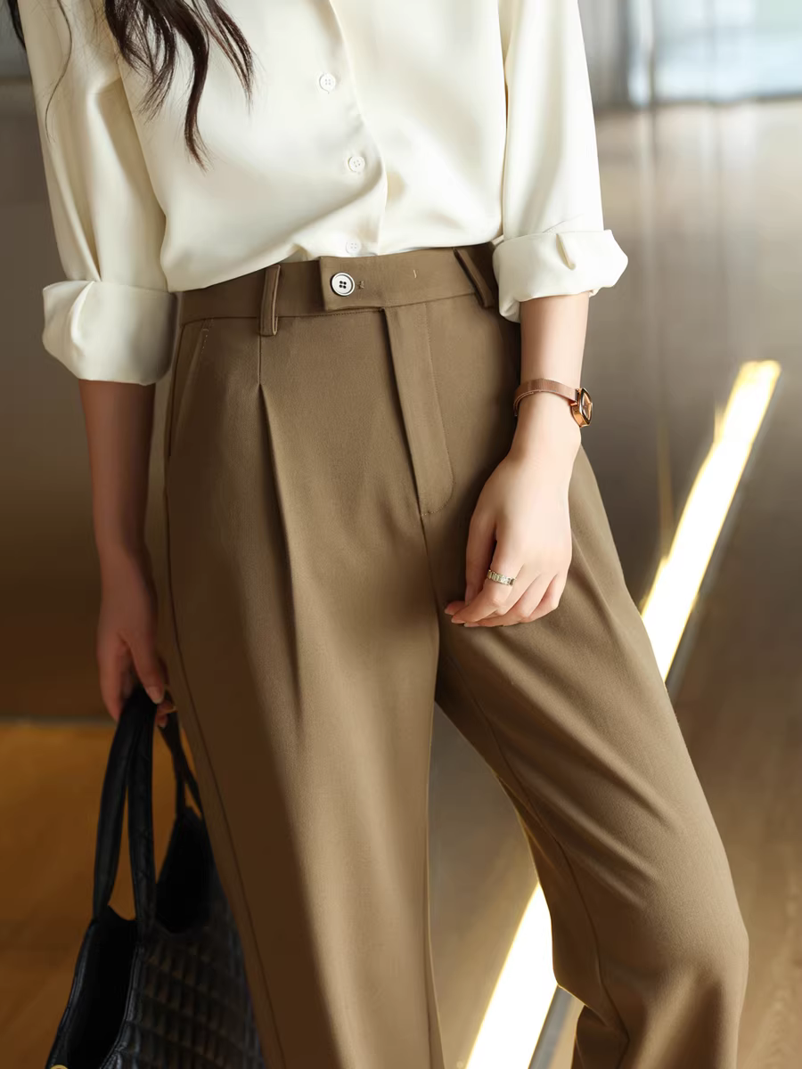 Đa năng khi đi làm, cả trang trọng và giản dị, không nhăn, lưng cao vừa phải, dáng rộng, tôn dáng, quần ống rộng ống thẳng, dành cho nữ vào đầu mùa thu.