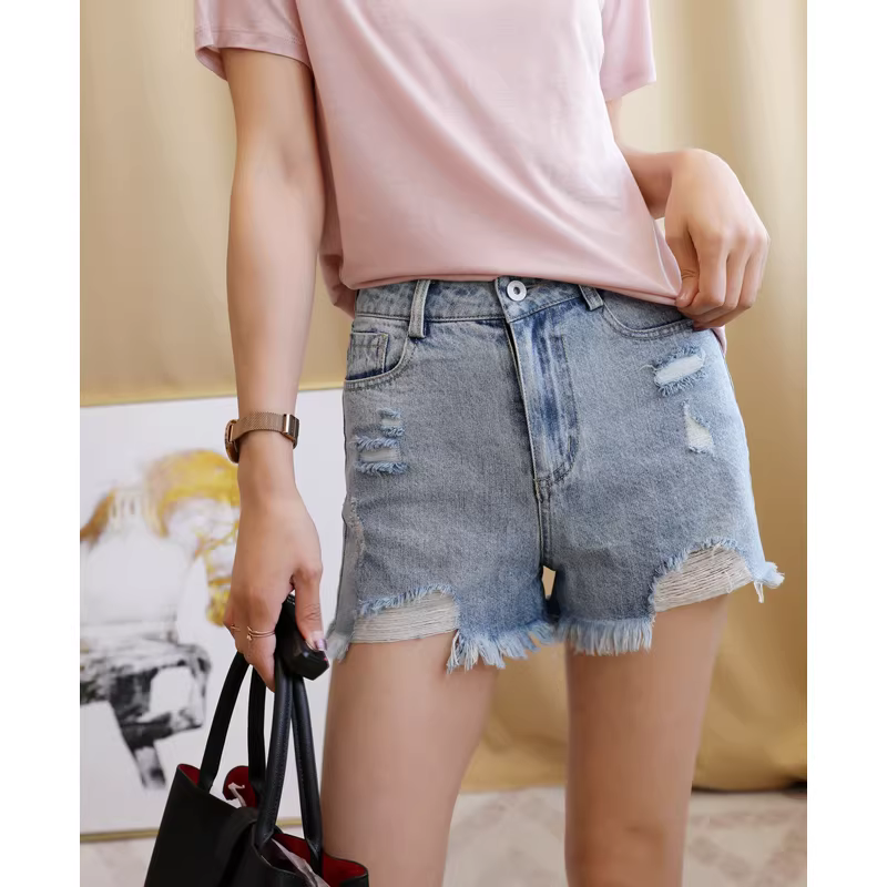 Khuyến nghị để sưu tầm cá nhân~ Siêu tôn dáng! Quần short denim màu xanh lam nhạt, chất liệu mềm mại, được xử lý enzyme, lưng cao vừa phải dành cho nữ với viền xù rách.