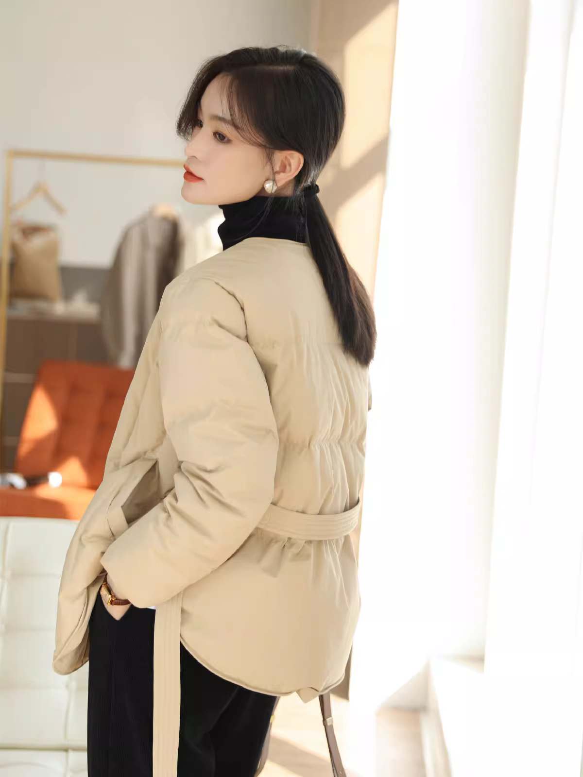 Áo khoác lông ngỗng trắng 90 cổ chữ V có đường may chéo thắt lưng thon gọn có thắt lưng