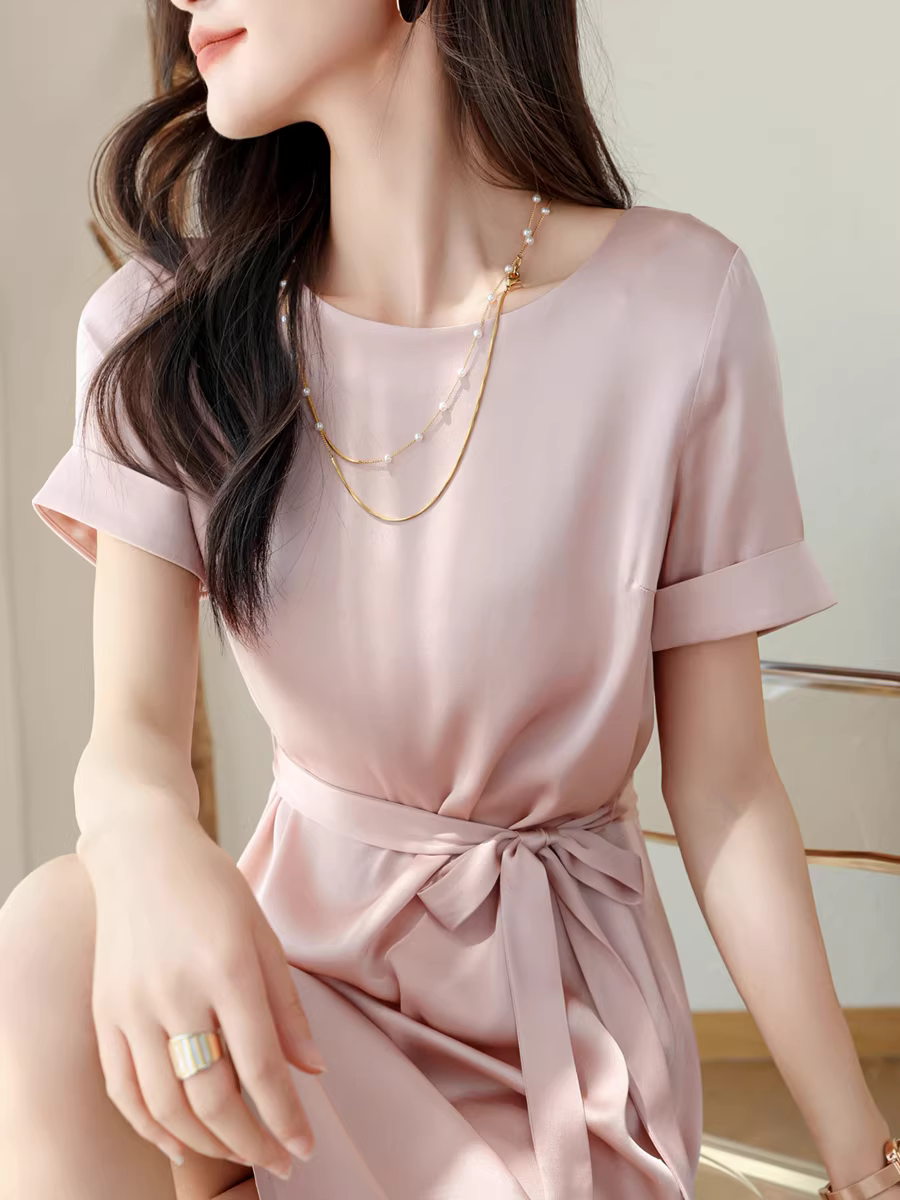 Váy lụa tơ tằm màu hồng champagne làm trắng và nâng cao vẻ đẹp da! Váy lụa tơ tằm dáng rộng cổ tròn, chất liệu dày 20mm, có dây lưng, giúp thon gọn dáng người dành cho nữ