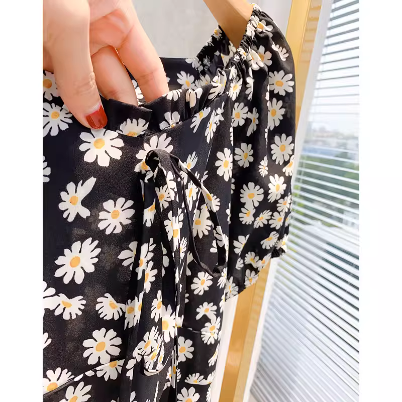 Phần thân trên trông thon gọn và sành điệu~ Dễ dàng tạo vẻ đẹp cho bất cứ ai! Họa tiết hoa cúc Pháp~ Váy tay phồng dành cho nữ, kiểu ôm eo mùa hè.