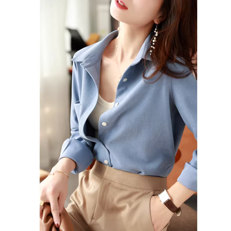 Áo sơ mi màu xanh mới về mùa xuân, chất liệu có vân, dáng rộng, tôn dáng và làm thon gọn, áo kiểu phối lớp dành cho nữ.