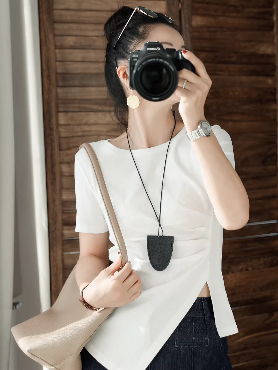 Giảm giá! Chất liệu vải mỏng như giấy giúp bạn trông thon gọn! Áo thun nữ tay ngắn cổ tròn, xếp ly tay, có đường xẻ tà, mùa hè.