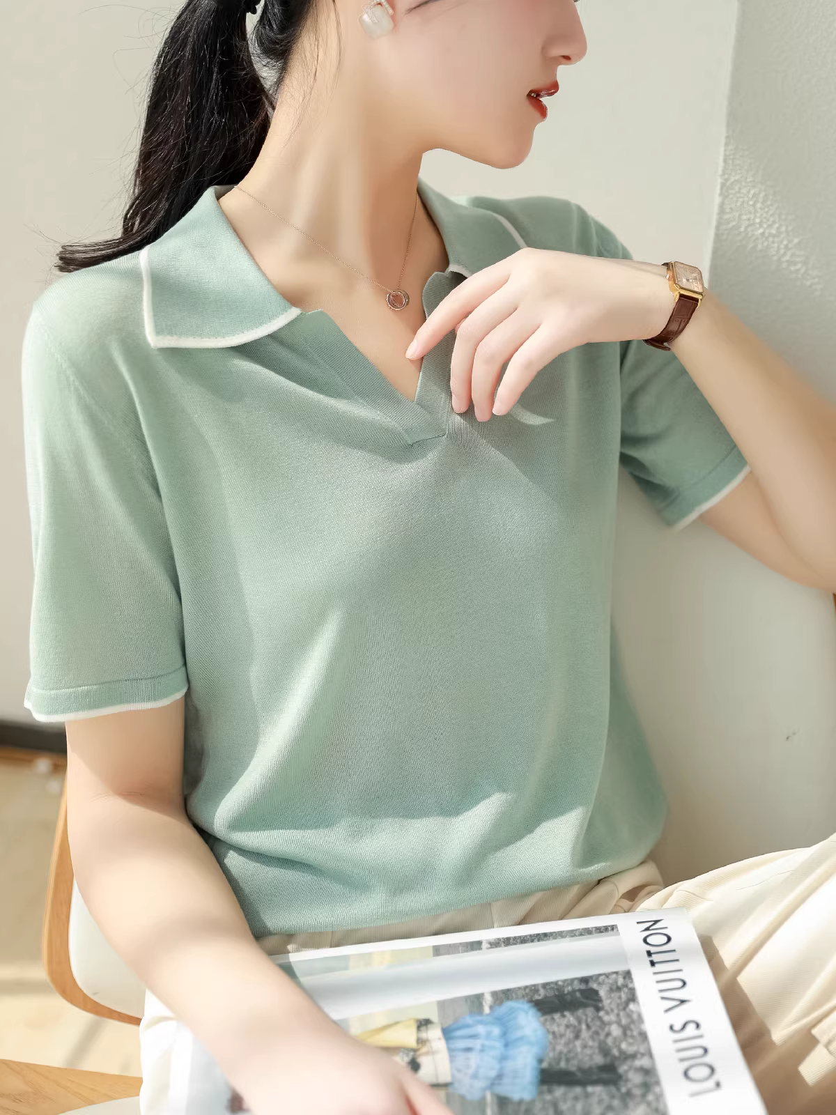 Áo polo chất liệu lụa lyocell thoáng khí, phối màu, kiểu dáng rộng rãi và tôn dáng, tay ngắn, chất liệu dệt kim dành cho nữ mùa xuân.