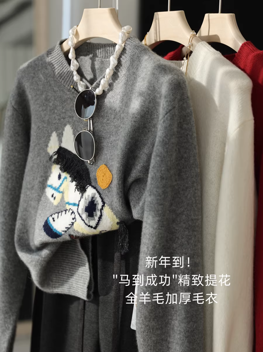 Năm Kỷ Ngựa đã đến rồi! Áo len dệt kim toàn bộ bằng len giảm tuổi tác Little Horse jacquard dày 260g, cổ tròn, dệt kim dành cho nữ vào mùa thu đông.