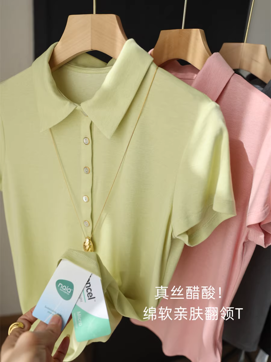 Áo kiểu nữ mùa hè chất liệu tơ acetate Tencel dệt kim nhẹ, thoáng mát, cúc vàng nhỏ, cổ trụ, dáng ôm, tôn dáng.