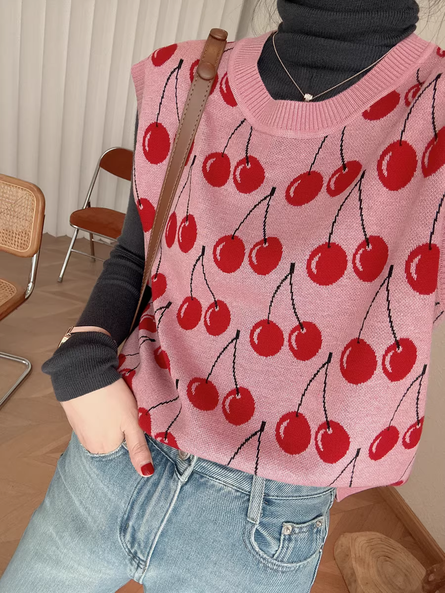 Áo len dệt kim cổ tròn dáng ôm, chất liệu jacquard họa tiết cherry giảm tuổi tác, xuất xứ từ nhà máy Beijia của Ý! Mẫu mới mùa thu dành cho nữ.