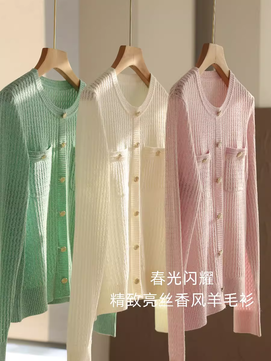 Ánh nắng mùa xuân rải rãi, áo len dệt kim bằng len có khóa kim cương rỗng kiểu Chanel, chất liệu lụa sáng bóng tinh tế, áo len cổ tròn dành cho nữ, đầu xuân.