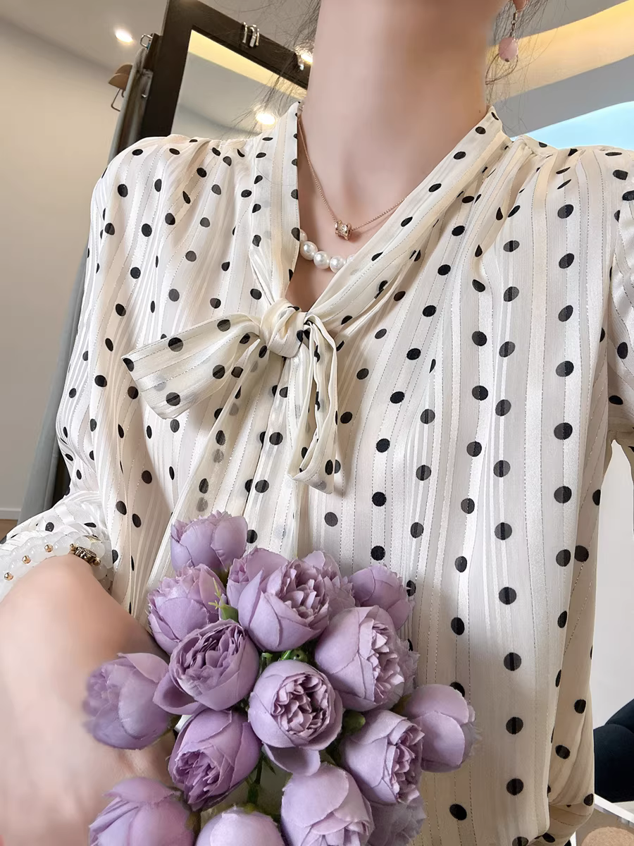 Áo sơ mi tay phồng họa tiết chấm bi chỉ vàng kiểu Pháp, tay ba phần, dáng rộng, có nơ thắt lưng dành cho nữ mùa hè