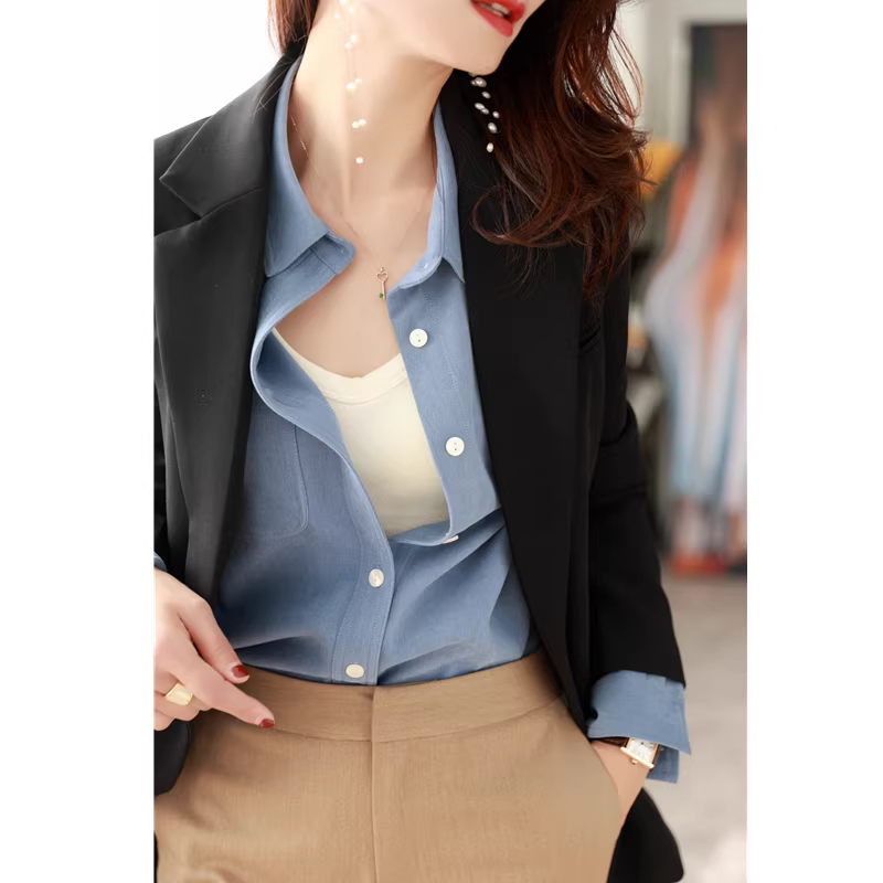 Áo sơ mi màu xanh mới về mùa xuân, chất liệu có vân, dáng rộng, tôn dáng và làm thon gọn, áo kiểu phối lớp dành cho nữ.