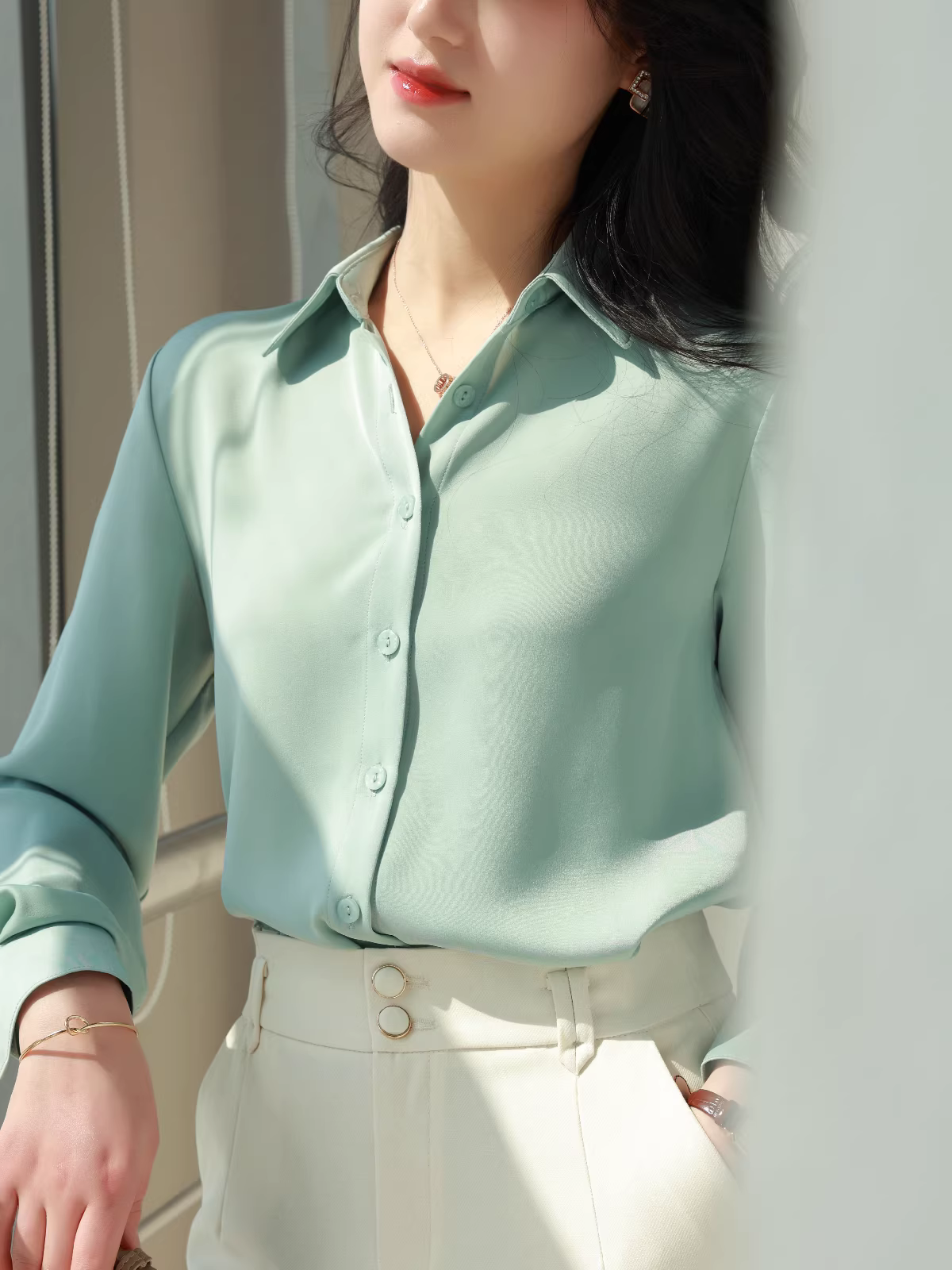 2 phiên bản, màu sắc mới được nâng cấp! Áo sơ mi dài tay bằng vải satin mềm mại cao cấp, thanh lịch và rộng rãi, giúp thon gọn dáng người dành cho nữ, mẫu mới cho mùa xuân.