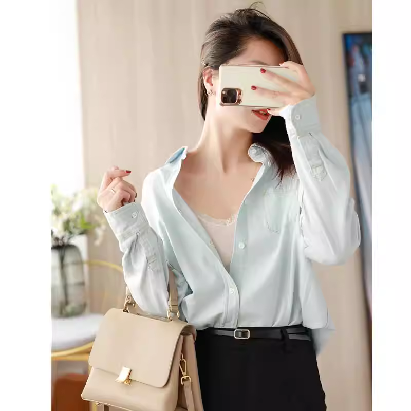 Áo sơ mi denim kiểu boyfriend bằng cotton nguyên chất do khách hàng cung cấp, dành cho nữ, tay dài, cổ sơ mi, dáng rộng, có tác dụng làm thon gọn.