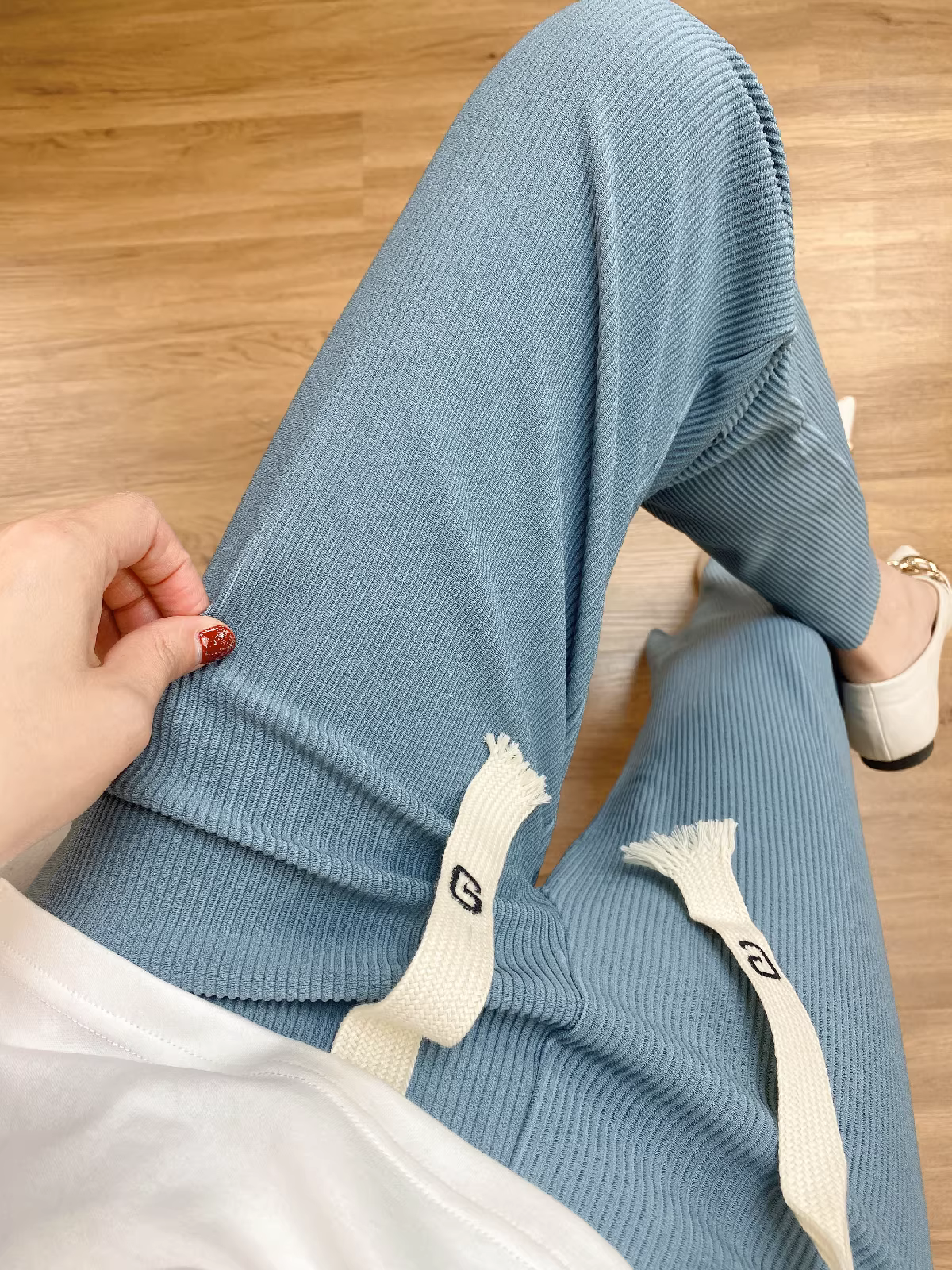 Quần nữ chất liệu gân ba chiều, thoải mái, dễ mặc, cạp cao, dáng ôm, có dây rút, phong cách thường ngày.