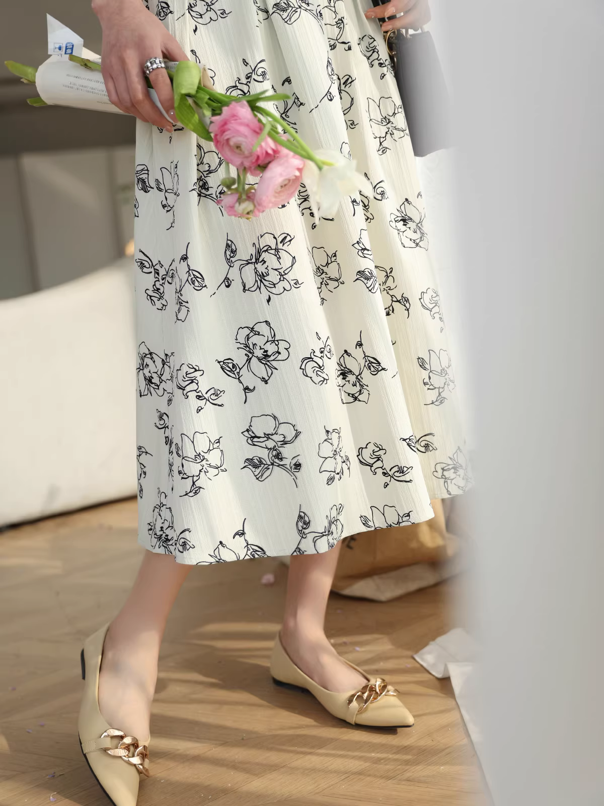 Váy chữ A cạp cao in họa tiết hoa hồng vẽ tay, dài vừa phải, kiểu dáng mới mùa xuân hè dành cho nữ.