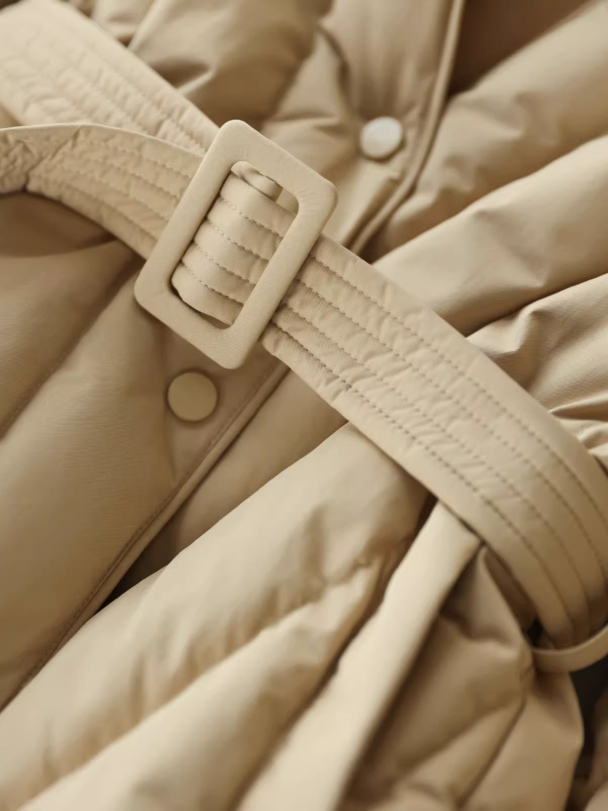 Áo khoác lông ngỗng trắng 90 cổ chữ V có đường may chéo thắt lưng thon gọn có thắt lưng