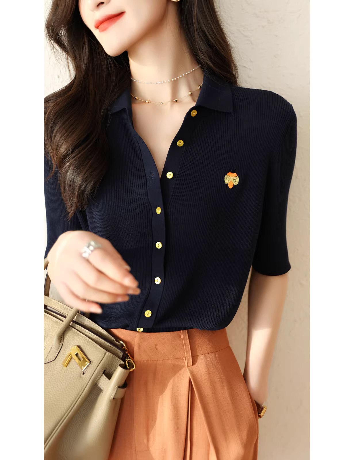 Áo thun nữ dệt kim ngắn tay thêu hạt dâu tằm lụa Tencel nút vỏ sò mùa xuân hè mới