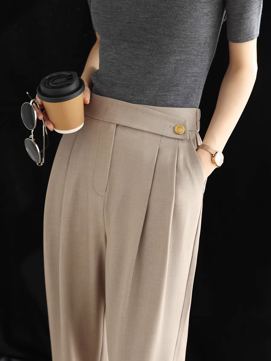 Quần ống rộng dáng thẳng, chất liệu len tơ tằm, thiết kế eo bất đối xứng, khóa vàng nhỏ, dáng rộng, tôn dáng, mềm mại, không nhăn dành cho nữ.