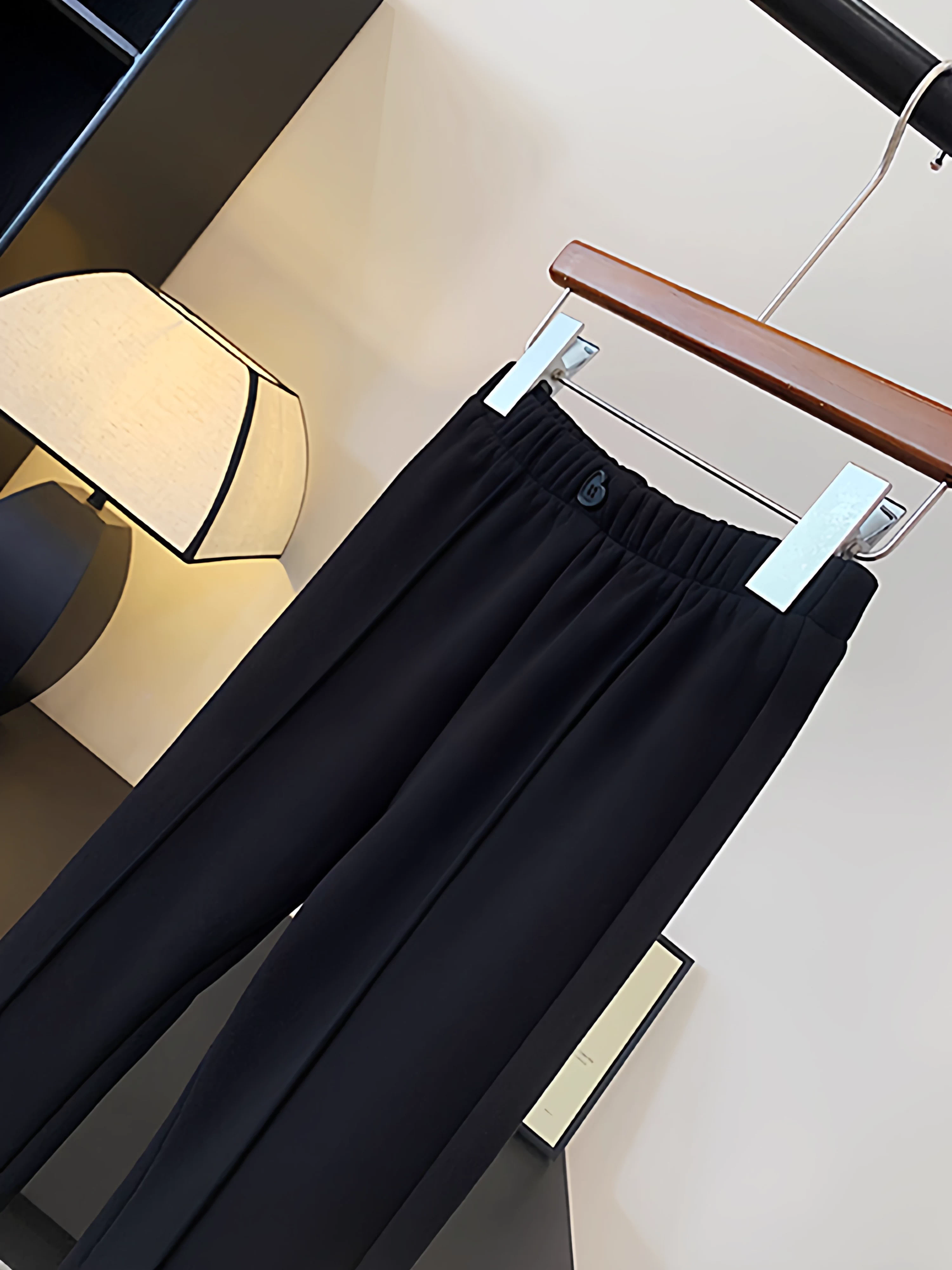 Quần ống loe ôm sát có lót lông cừu cạp cao dành cho nữ, bộ sưu tập thu đông mới, quần ống loe màu đen đa năng, phong cách giản dị dành cho trẻ lớn.