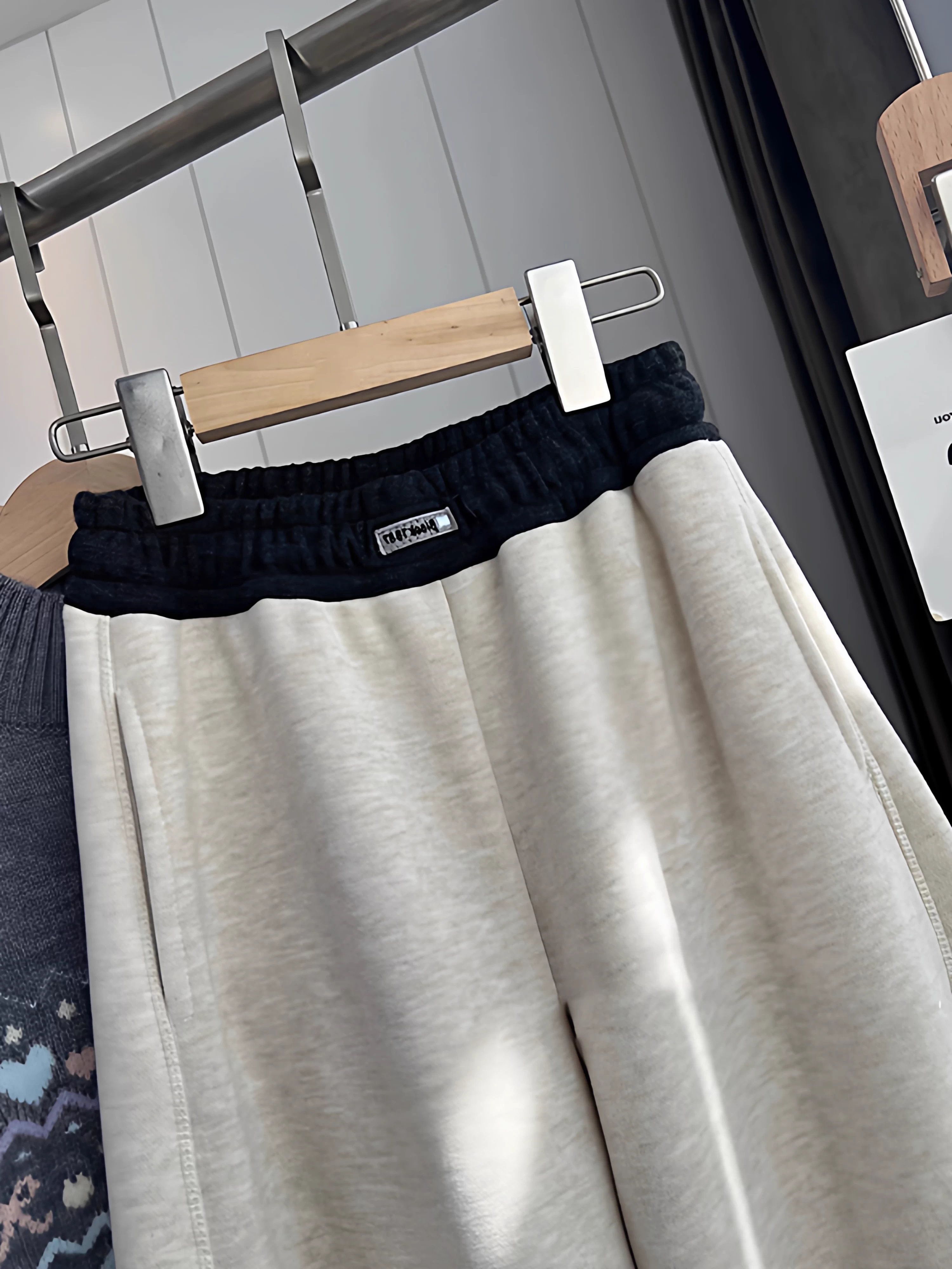 Quần ống rộng lót lông cừu cho bé gái mùa đông 2025, quần thể thao ấm áp, kiểu dáng thường ngày dành cho trẻ lớn hơn, có lưng thun và chất liệu dày dặn kiểu quần lửng.