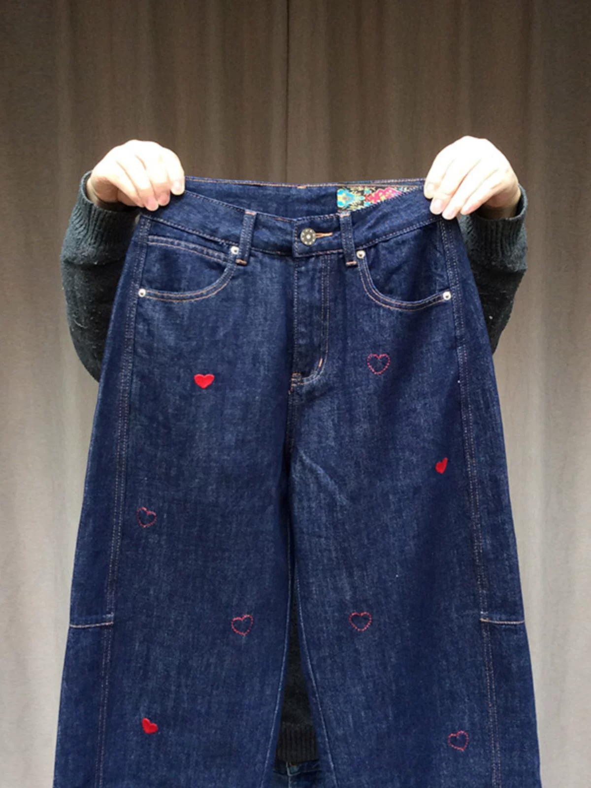 Quần jeans thêu hình trái tim cho bé gái, kiểu mới thu đông 2025, quần dài thời trang trẻ em, quần ống rộng xu hướng cho bé lớn