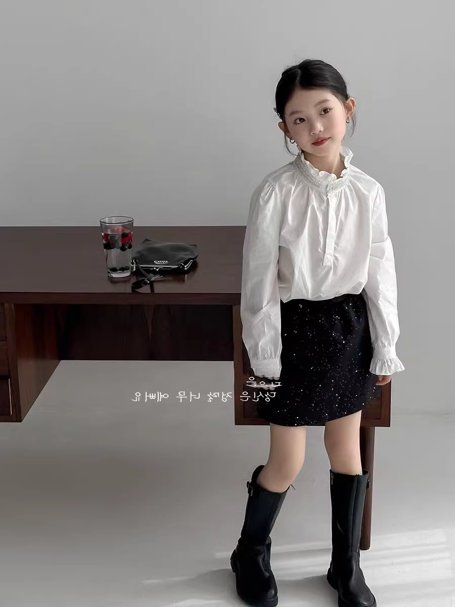 Áo sơ mi nữ bé gái kiểu mới xuân hè 2025, cổ đứng, đính hạt, màu trắng, tay dài, kiểu công chúa, mặc trong