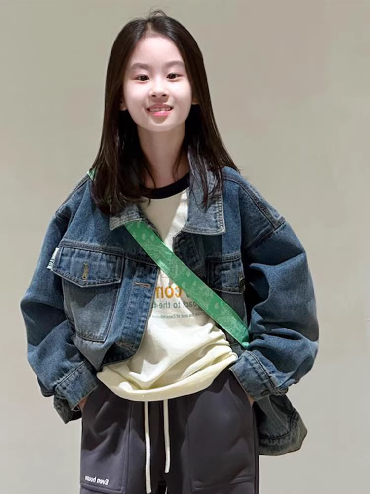 Áo khoác denim giặt mài kiểu mới Xuân Thu 2025 dành cho bé trai và bé gái, áo khoác dáng rộng phong cách Hàn Quốc dành cho trẻ lớn, xu hướng trang phục gia đình.