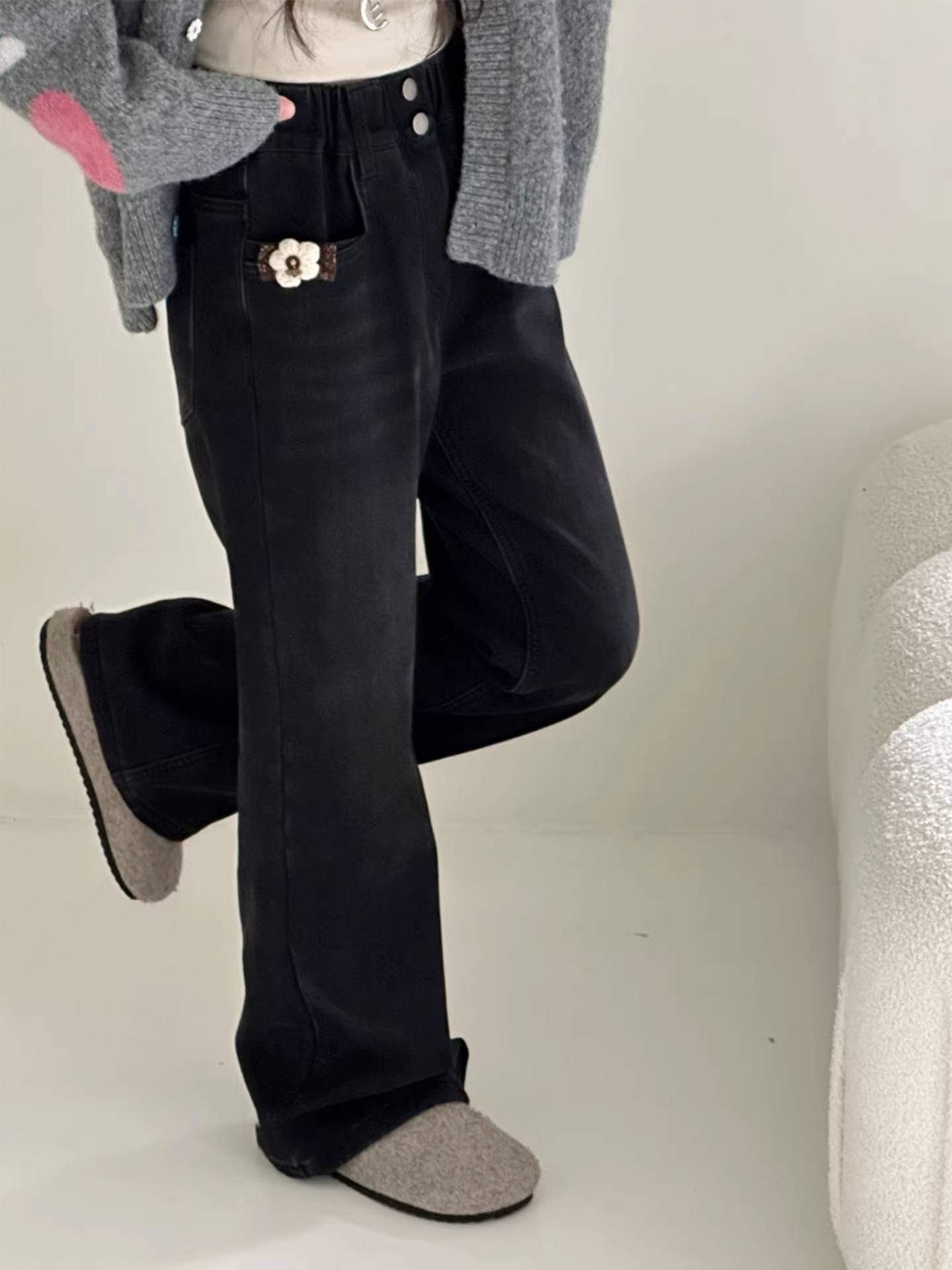 Quần jean ống loe lót lông cừu dành cho bé gái giúp bạn trông cao và thon gọn hơn, phong cách mới mùa đông 2025, phiên bản Hàn Quốc, quần thường ngày lót lông cừu dành cho trẻ lớn hơn.