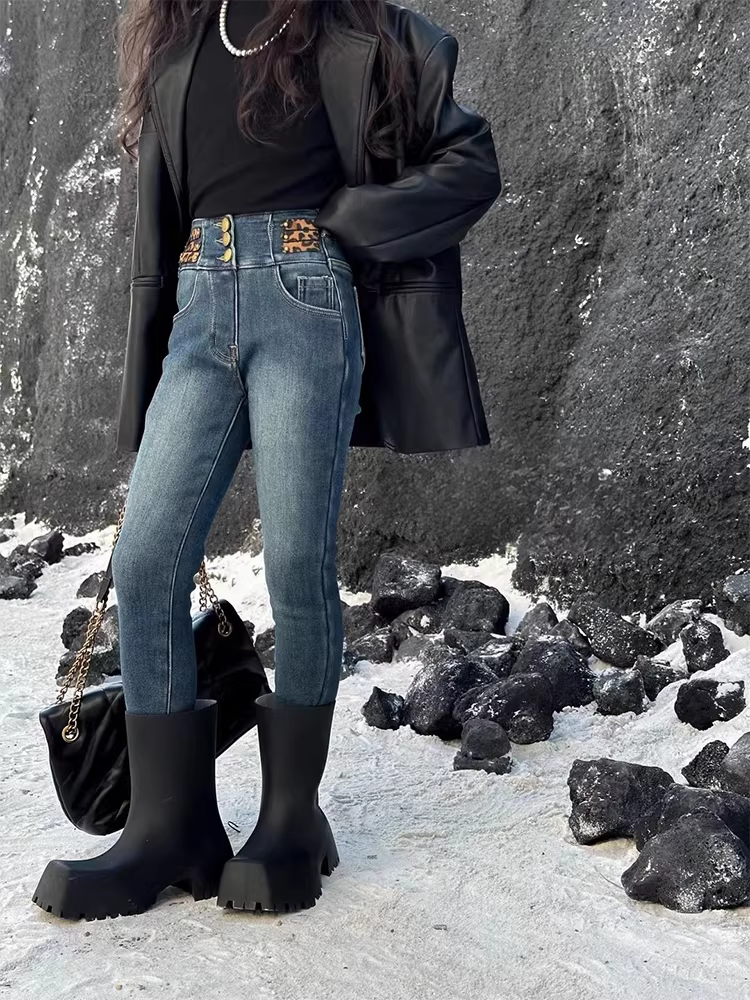 Quần jean skinny có lông cừu tích hợp dành cho bé gái, kiểu dáng thu đông 25 mới, quần bút chì dày dặn và sành điệu dành cho trẻ nhỏ, quần dài trẻ em.