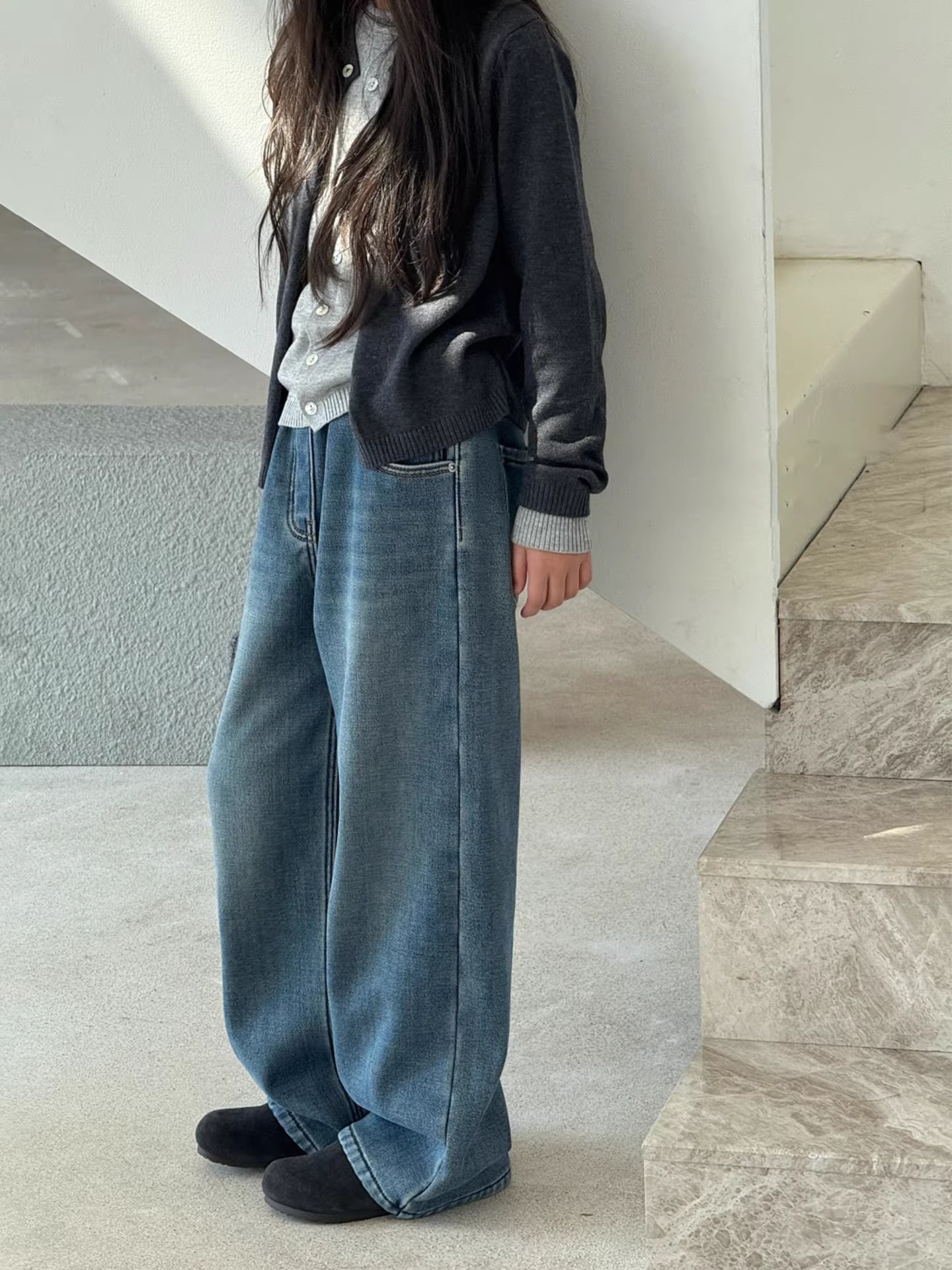 Quần jean ống đứng lót lông dày cho bé gái, kiểu mới mùa đông 2025, quần lửng rộng ống rộng lót lông cho trẻ em