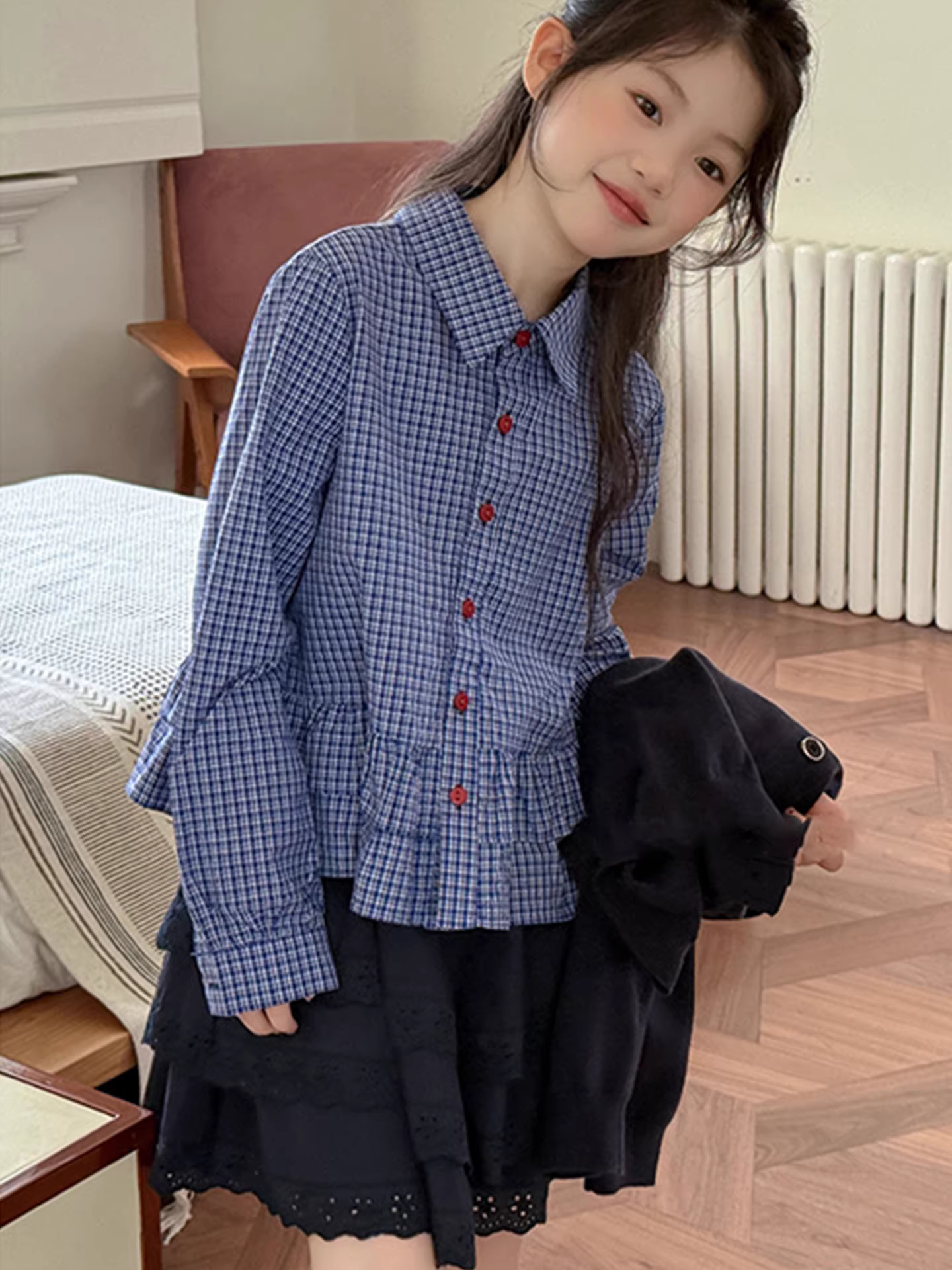 Áo sơ mi kẻ caro xanh đậm cotton nguyên chất tay dài dáng ngắn tôn dáng cho bé gái mùa thu 2025