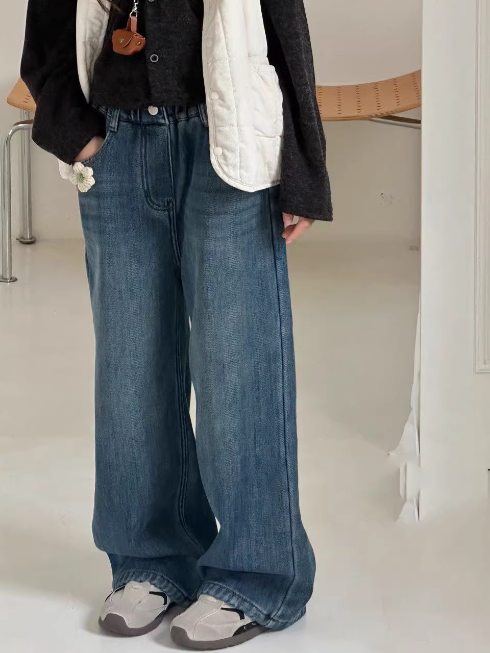 Quần jean ống thẳng quần áo trẻ em mùa thu đông bé gái dáng rộng phong cách Hàn Quốc họa tiết hoa màu xanh lót lông cừu ống rộng giản dị hợp thời trang đa năng