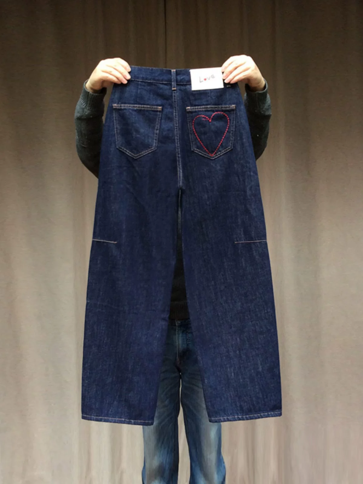Quần jeans thêu hình trái tim cho bé gái, kiểu mới thu đông 2025, quần dài thời trang trẻ em, quần ống rộng xu hướng cho bé lớn