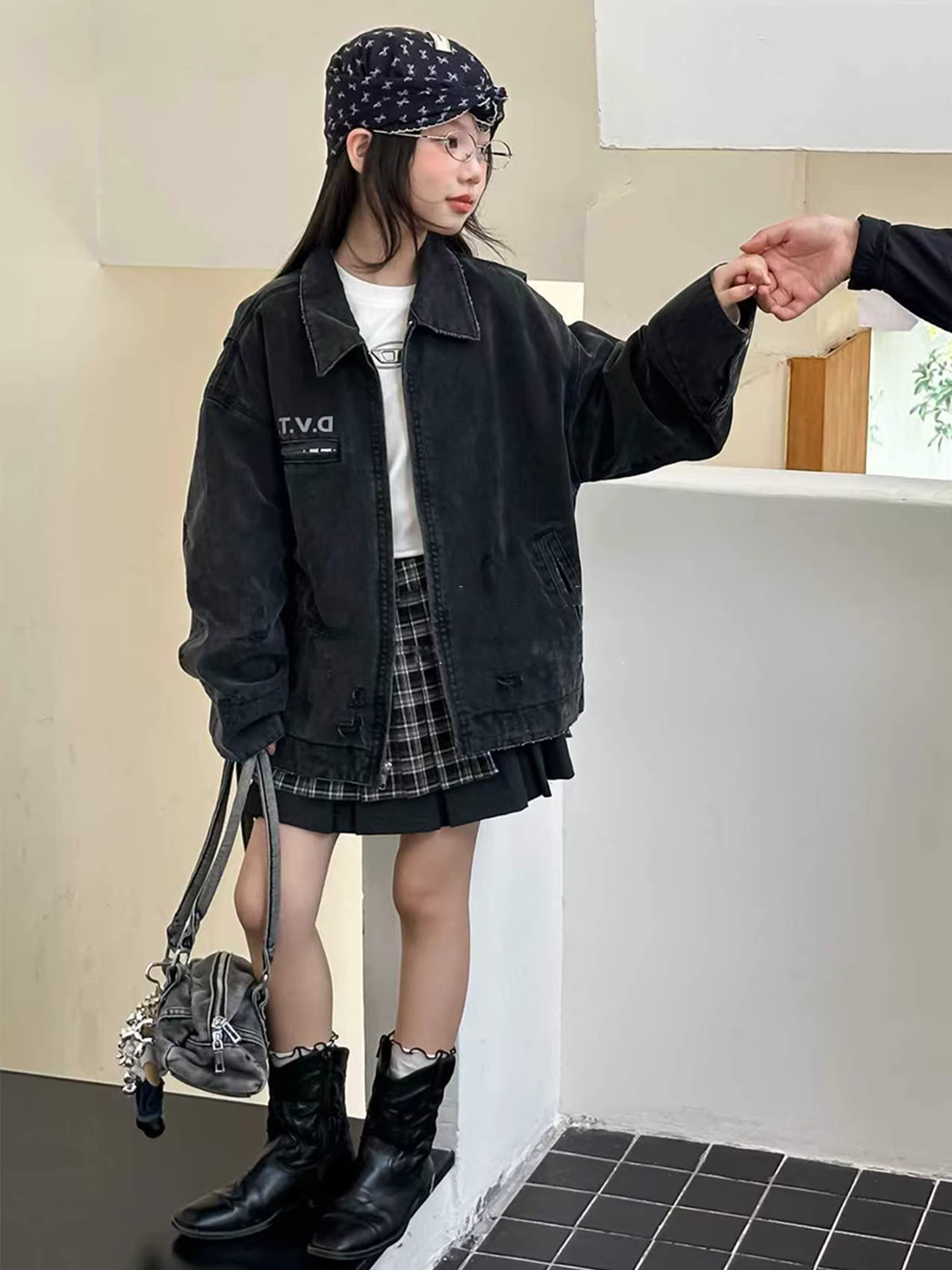 Áo khoác denim cổ điển cho bé gái, kiểu mới thu đông 2025, dáng nhỏ nhắn, đa năng, thời trang, có khóa kéo