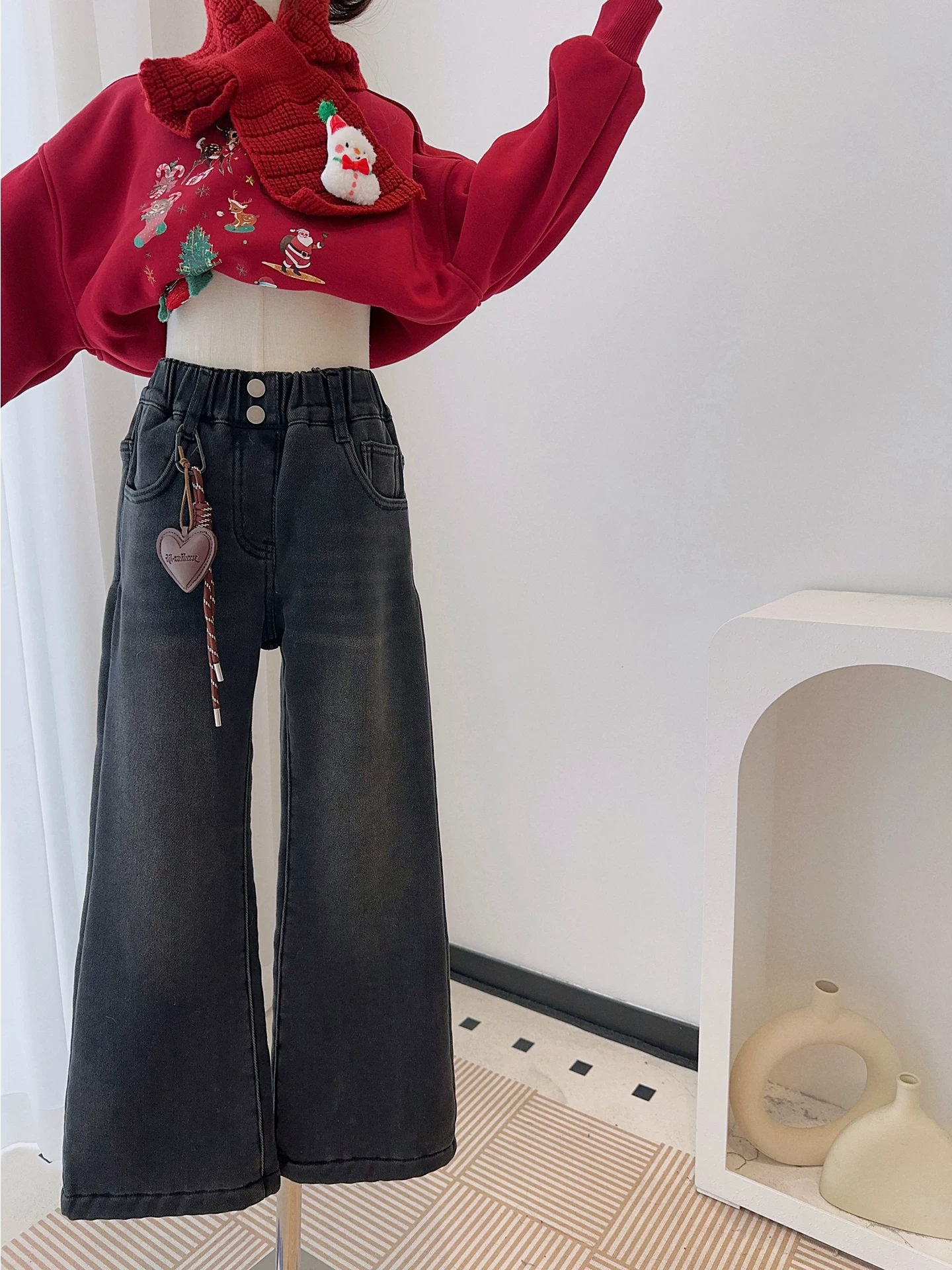 Quần denim chuông dáng rộng tích hợp lông cừu, có mặt dây chuyền hình trái tim dành cho bé gái mùa đông, quần ống loe dày dặn giữ ấm giúp bé thon gọn