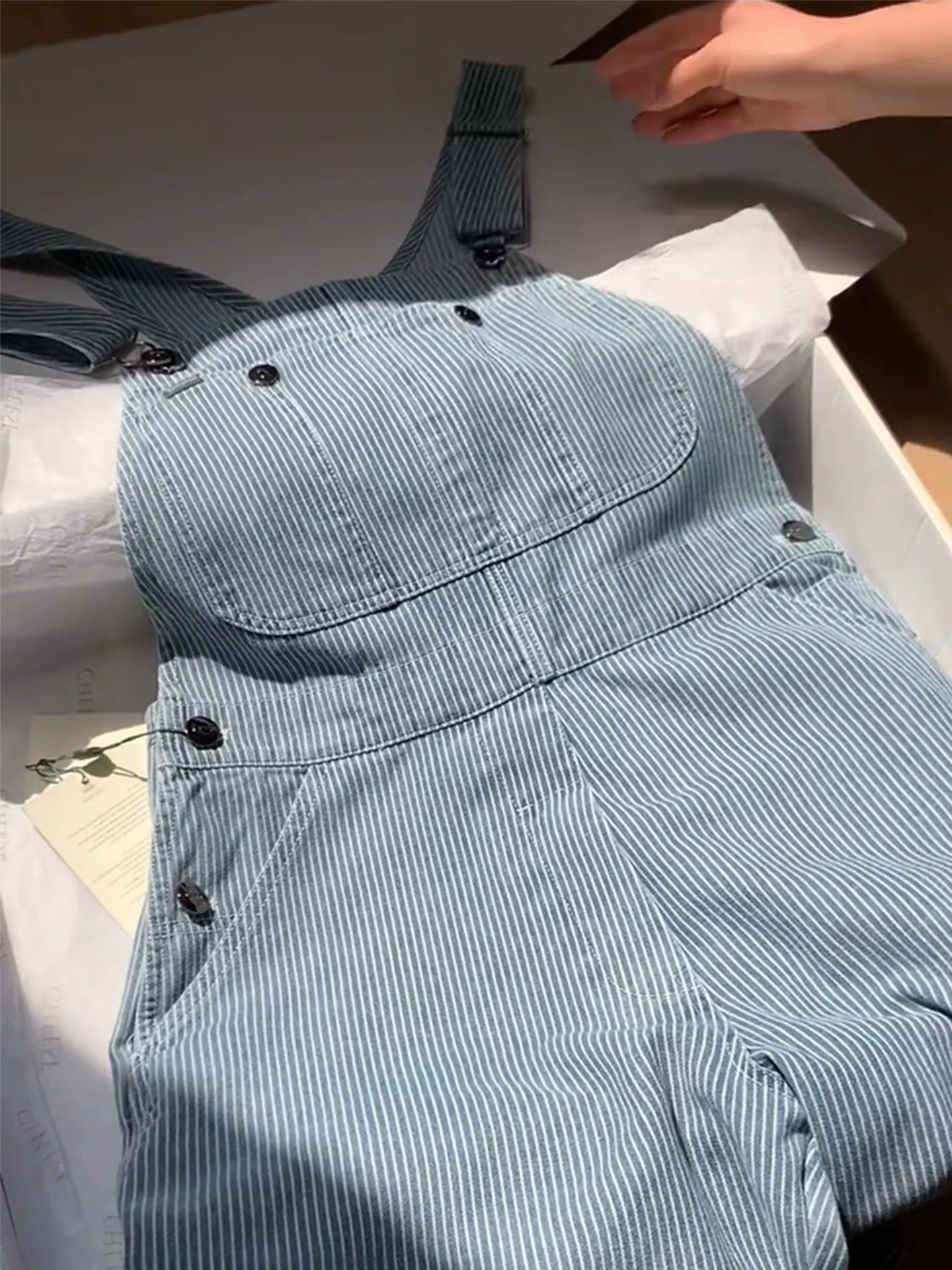 Quần yếm denim sọc xanh cổ điển nhỏ nhắn 25 mùa thu Quần áo trẻ em phong cách Hàn Quốc Bộ áo liền quần cạp cao thường ngày dành cho bé gái