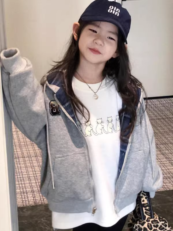 Áo nỉ có mũ in chữ dành cho bé gái, trang phục phù hợp giữa cha mẹ và con cái, phong cách xuân thu, áo khoác thể thao thông thường hợp thời trang và đa năng dành cho trẻ em.