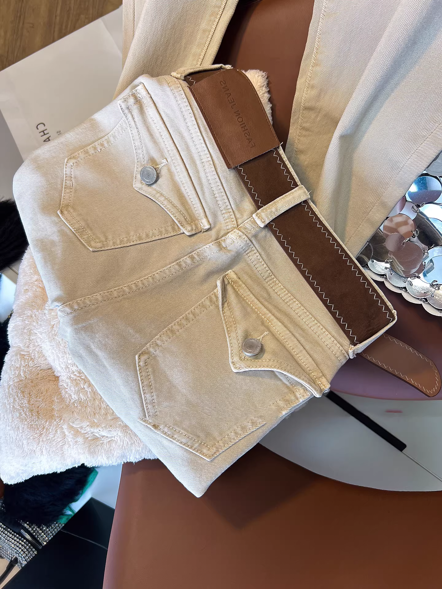 Quần jean nữ dáng ôm, chất liệu nỉ, kiểu dáng retro cao cấp, ống loe, mùa thu đông, cạp cao, chất liệu co giãn.